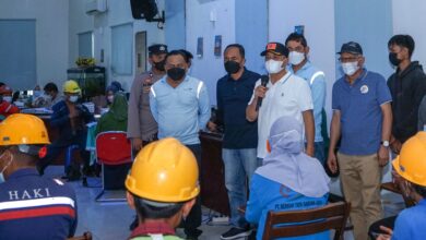 Bupati Batubara Ir. Zahir didampingi Kadis Kesehatan PPKb drg. Wahid saat meninjau pelaksanaan Vaksinasi oleh PT. MNA - Wilmar Group. (doc: FTR/01)