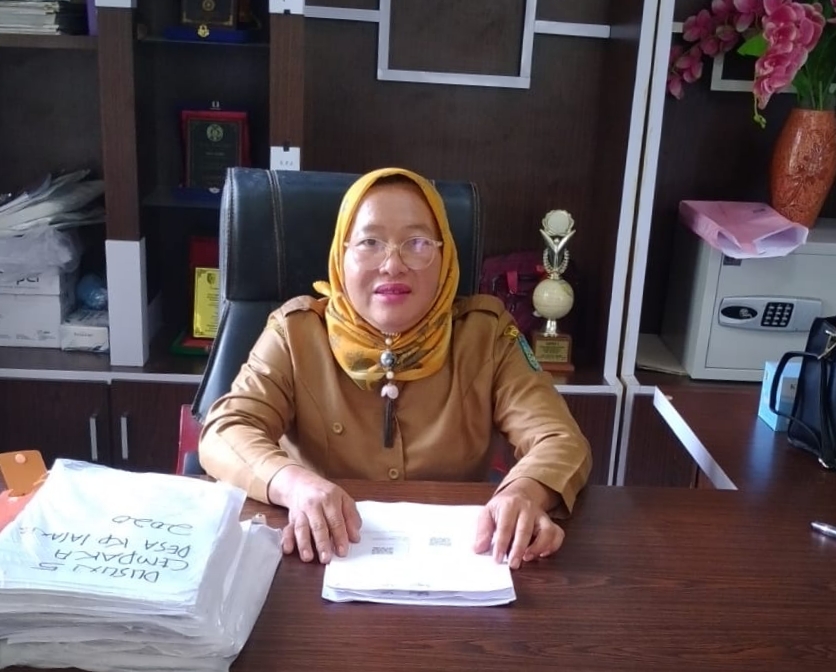Kepala Desa Kampung Lalang Kecamatan Tanjung Tiram, Asnidar saat dikonfirmasi diruangannya.