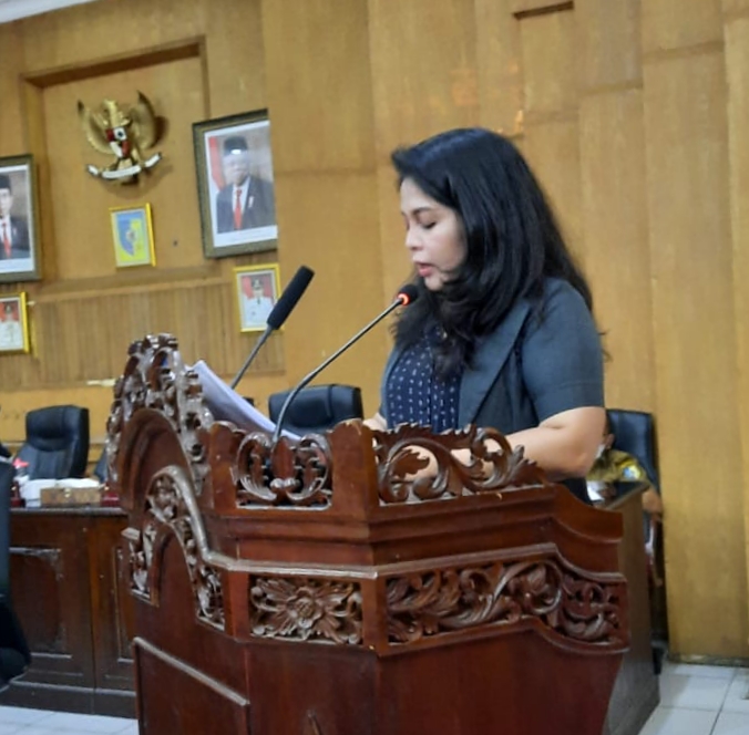 Rizky Aryetta, S.ST, perwakilan Pansus III DPRD Batubara saat menyampaikan hasil laporan.