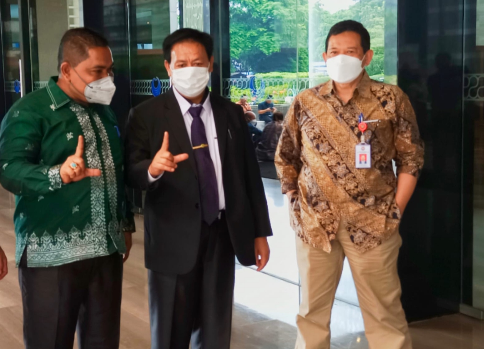 Kepala Dinas Perpustakaan Daerah (Perpusda) Kabupaten Batubara Elpandi S. Ag, MH bersama Kepala Perpustakaan Nasional disela Rakornas.