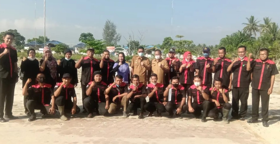 Teks foto: Kepala Dinas Perikanan dan Peternakan Kabupaten Batubara Antoni Ritonga, SP di dampingi Kepala Bidang Peternakan dan Kesehatan Hewan drh, Emmy Oftini, MM dan Kepala Seksi Kesehatan Hewan dan Kesehatan Masyarakat Veteriner drh. Kukuh Diki saat melakukan pelepasan terhadap 42 petugas pengawasan pemotongan hewan. (Ali/02)