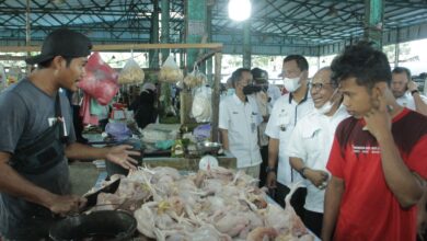 Asisten Perekonomian dan Pembangunan Asahan Drs. Muhilli Lubis ketika melakukan sidak ke pasar tradisional di Kota Kisaran.(dok:ist)