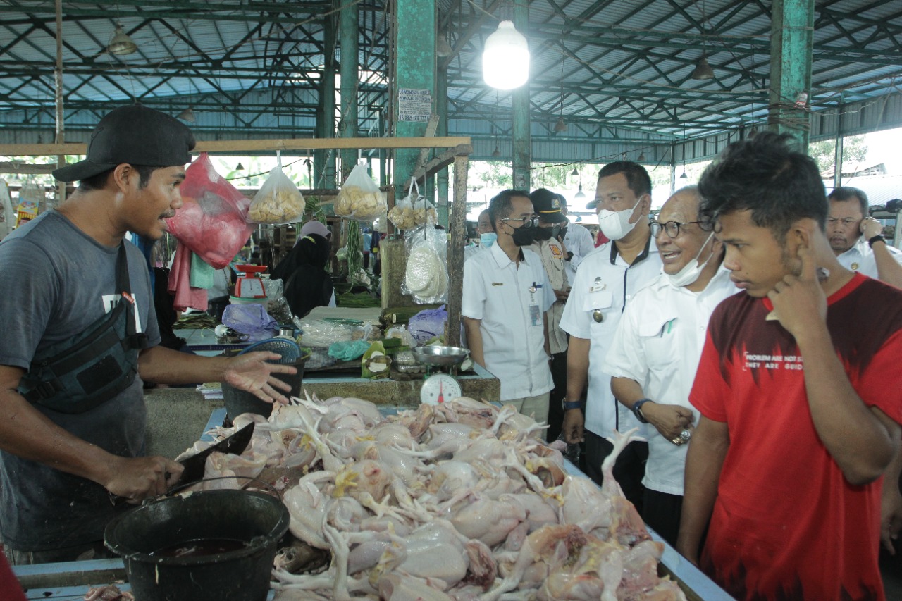 Asisten Perekonomian dan Pembangunan Asahan Drs. Muhilli Lubis ketika melakukan sidak ke pasar tradisional di Kota Kisaran.(dok:ist)