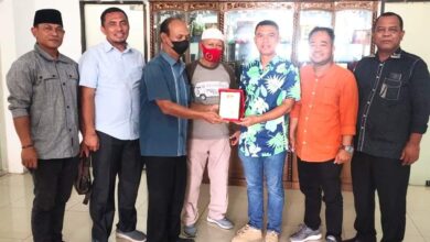 Komisi I DPRD Batubara saat menerima plakat dari Wappress di Gedung DPRD Jalan Printis Kemerdekaan Lima Puluh.