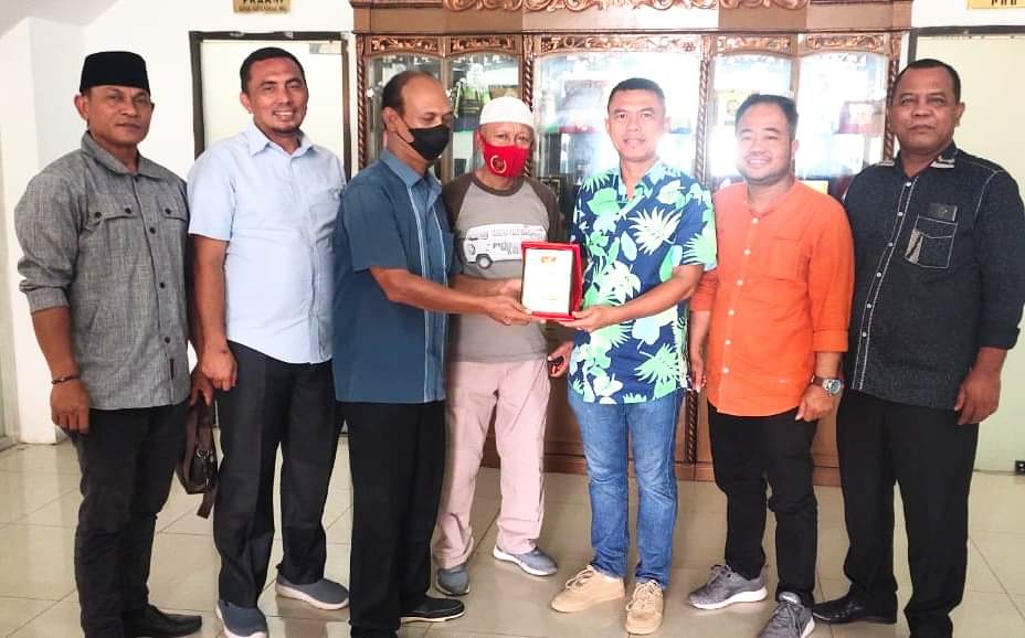 Komisi I DPRD Batubara saat menerima plakat dari Wappress di Gedung DPRD Jalan Printis Kemerdekaan Lima Puluh.