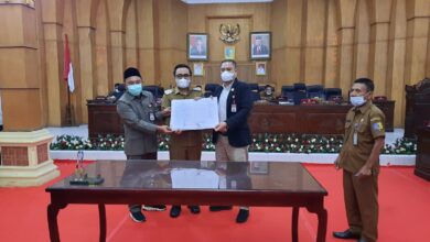 Penandatanganan Persetujuan Bersama Laporan Pansus I DPRD Batubara tentang Ranperda Bangunan Gedung dan Ranperda Penyelenggaraan Perlindungan dan Pengelolaan Lingkungan Hidup.