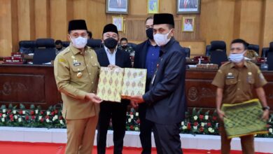 Bupati Zahir bersama Pimpinan dan Wakil Ketua DPRD Batubara usai Rapat Paripurna Penyampaian 2Ranperda dan LKPJ Bupati Batubara.