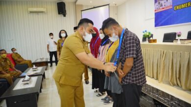 Kepala Dinas Koperasi Usaha Kecil dan Manengah Kabupaten Batubara Arif Hanafiah saat memberikan ID Card perwakilan Petugas Enumerator.