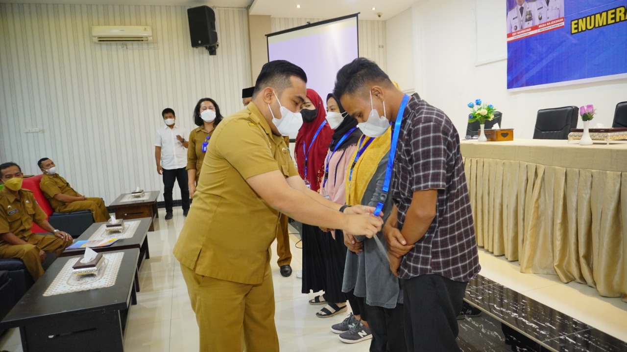 Kepala Dinas Koperasi Usaha Kecil dan Manengah Kabupaten Batubara Arif Hanafiah saat memberikan ID Card perwakilan Petugas Enumerator.