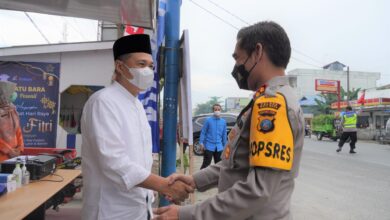 Bupati Batubara, Ir. Zahir, M.AP bersama Kapolres Batubara AKBP Jose DC Fernandes saat meninjau lokasi pos pengamanan arus mudik di Pos Simpang Kuala Tanjung Kecamatan Sei Suka.