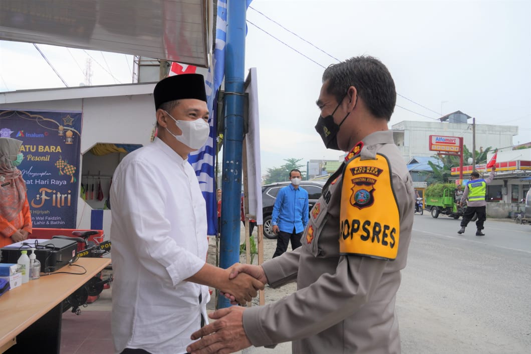 Bupati Batubara, Ir. Zahir, M.AP bersama Kapolres Batubara AKBP Jose DC Fernandes saat meninjau lokasi pos pengamanan arus mudik di Pos Simpang Kuala Tanjung Kecamatan Sei Suka.