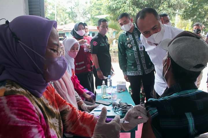 Bupati Batubara Ir. Zahir, M. Ap saat meninjau Gebyar Vaksinasi di Desa Petatal Kecamatan Datuk Tanah Datar.