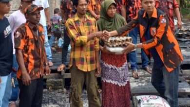 Ketua PAC PP Nibung Hangus, M. Ridwan saat memberikan bantuan sembako terhadap korban kebakaran di Desa Patang Rambai.