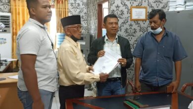 Ketua Komisi I DPRD Batubara Azhar Amri didampingi Perwakilan Wappres saat menerima Audiensi ketua Koptan Karang Makmur bersama Kuasa Hukum nya.
