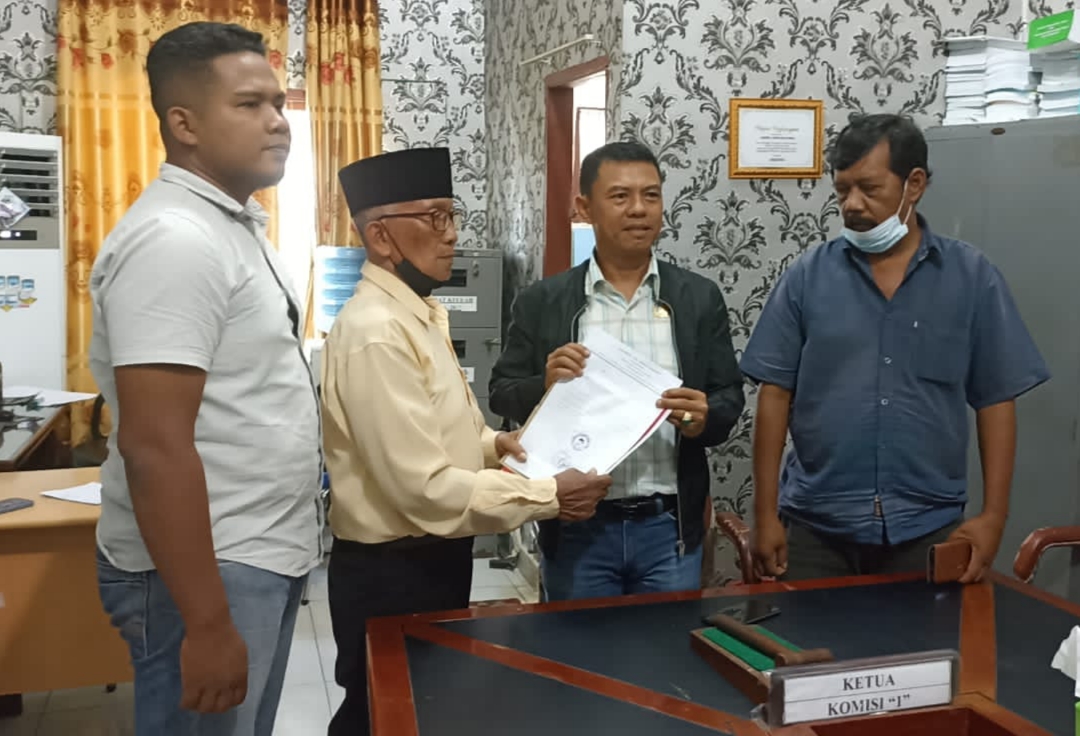 Ketua Komisi I DPRD Batubara Azhar Amri didampingi Perwakilan Wappres saat menerima Audiensi ketua Koptan Karang Makmur bersama Kuasa Hukum nya.