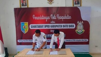 Sekwan Agus Andika, S.Sos, M.Si bersama Kepala Kejaksaan Negeri Batubara Amru E. Siregar, SH.MH saat menandatangani Nota Kesepakatan perjanjian kerjasama antar kedua belah pihak.