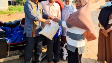 Kepala Dinas Kesehatan P2KB Batubara drg Wahid saat memberikan bantuan sembako di Kecamatan Sei Suka.