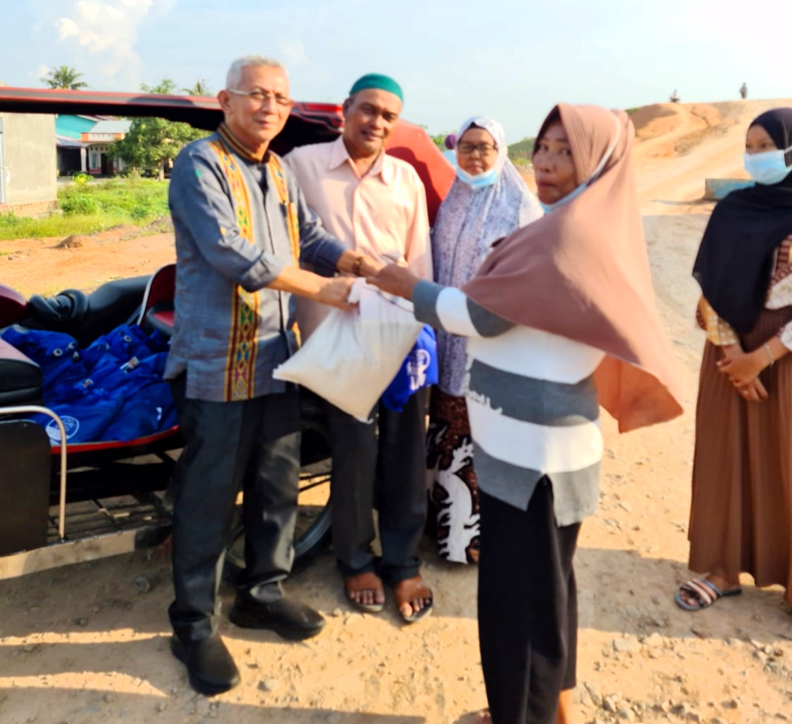 Kepala Dinas Kesehatan P2KB Batubara drg Wahid saat memberikan bantuan sembako di Kecamatan Sei Suka.