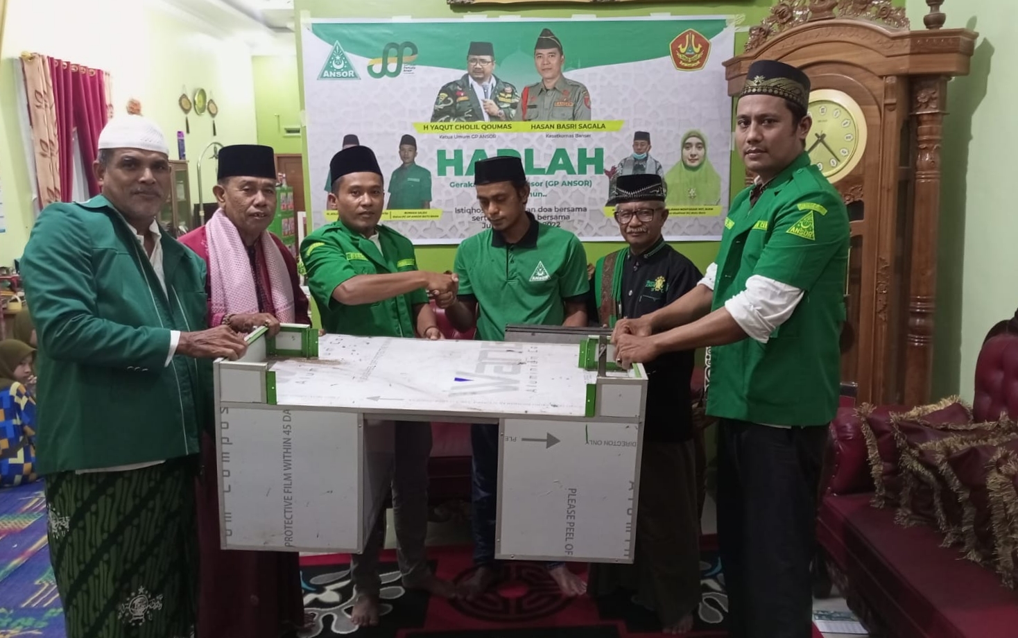 Ketua GP Ansor Batubara saat memberikan bantuan gerobak bakso bakar kepada sejumlah kader.