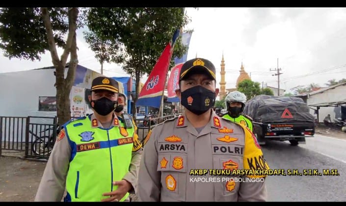 AKBP Teuku Arsyah Khadafi Kapolres Probolinggo sa'at pantau arus lalulintas
