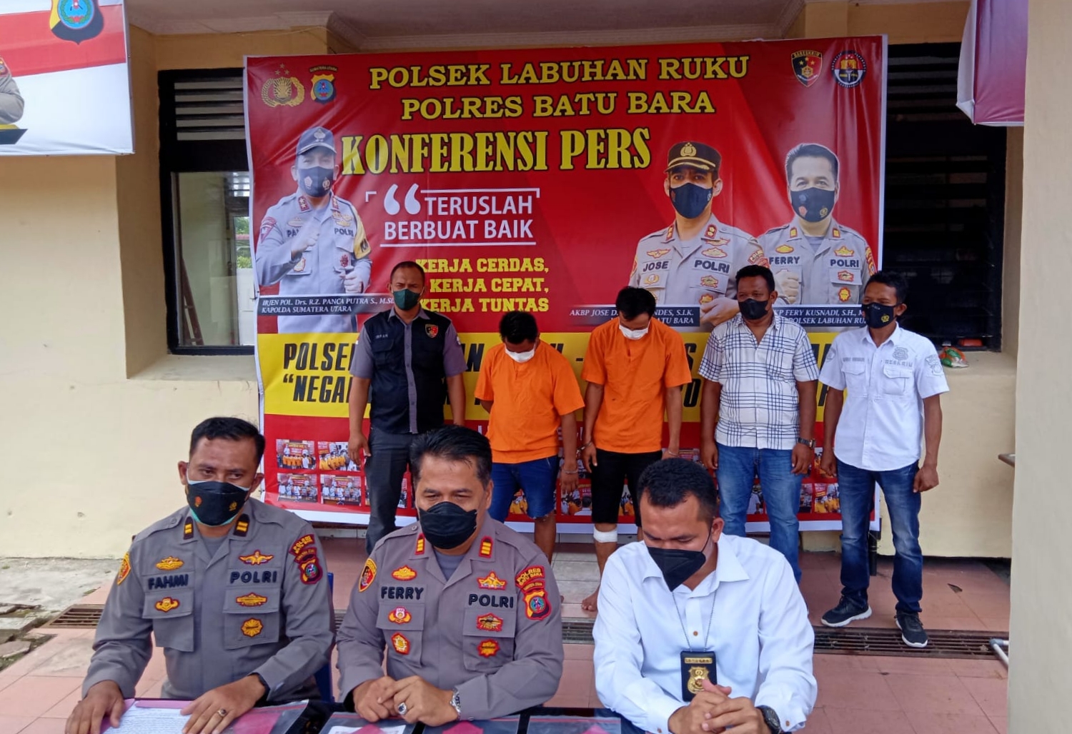 Kapolsek Labuhan Ruku AKP Ferry Kusnadi didampingi Kanit Reskrim saat melakukan konferensi pers penangkapan 2 orang maling di Kecamatan Tanjung Tiram.