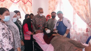 Kadis Kesehatan P2KB drg. Wahid Khusyairi saat meninjau pelayanan KB Gratis peringatan HUT IBI ke-71.