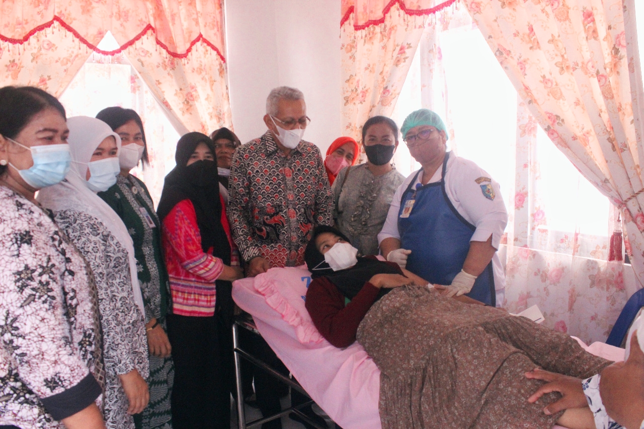 Kadis Kesehatan P2KB drg. Wahid Khusyairi saat meninjau pelayanan KB Gratis peringatan HUT IBI ke-71.