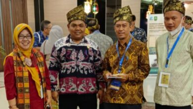 Kepala Dinas Perpusda Batubara Elpandi S. Ag, MH bersama Prof. Edi Arsiparis ITB disela Rakornas Kearsipan tahun 2022 di Pekan Baru.