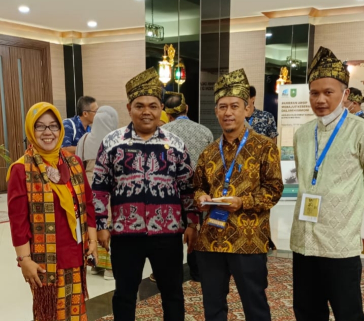 Kepala Dinas Perpusda Batubara Elpandi S. Ag, MH bersama Prof. Edi Arsiparis ITB disela Rakornas Kearsipan tahun 2022 di Pekan Baru.