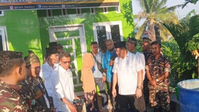 Ketua Kadin Batubara saat meresmikan rumah Ibu Mardiah sekaligus memberikan bantuan sembako.