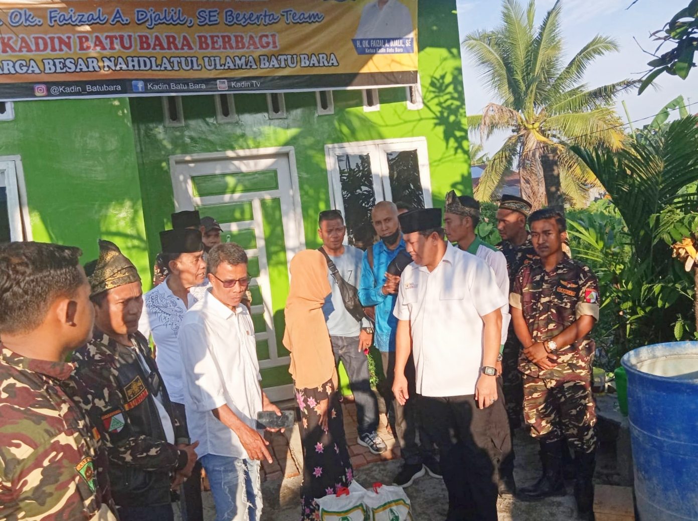 Ketua Kadin Batubara saat meresmikan rumah Ibu Mardiah sekaligus memberikan bantuan sembako.