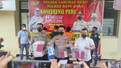 Polsek Labuhan Ruku Polres Batubara saat Pers Rilist pengungkapan kasus pencurian dengan membobol rumah korban, dan penadah barang curian.