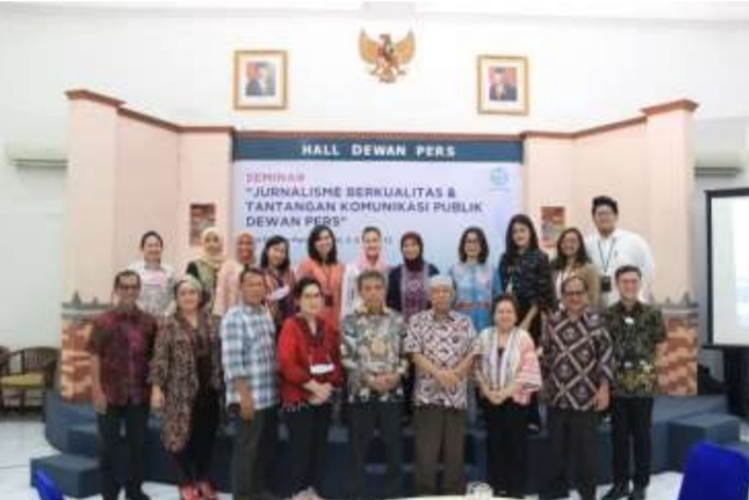 Foto bersama usai seminar Jurnalisme Berkualitas & Tantangan Komunikasi Publik Dewan Pers pada Jumat (3/6/2022) di Hall Dewan Pers, Jakarta.