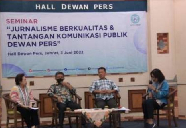 (dari kiri) Pendiri PR Rembuk, Maria Wongsonagoro, Anggota Dewan Pers, Amono Wikan dan Atmaji Sapto Anggoro menjadi nara sumber dalam seminar Jurnalisme Berkualitas & Tantangan Komunikasi Publik Dewan Pers Tenaga yang di moderatori oleh Ahli Dewan Pers, Shanti Ruwyastuti pada Jumat (3/6/2022) di Hall