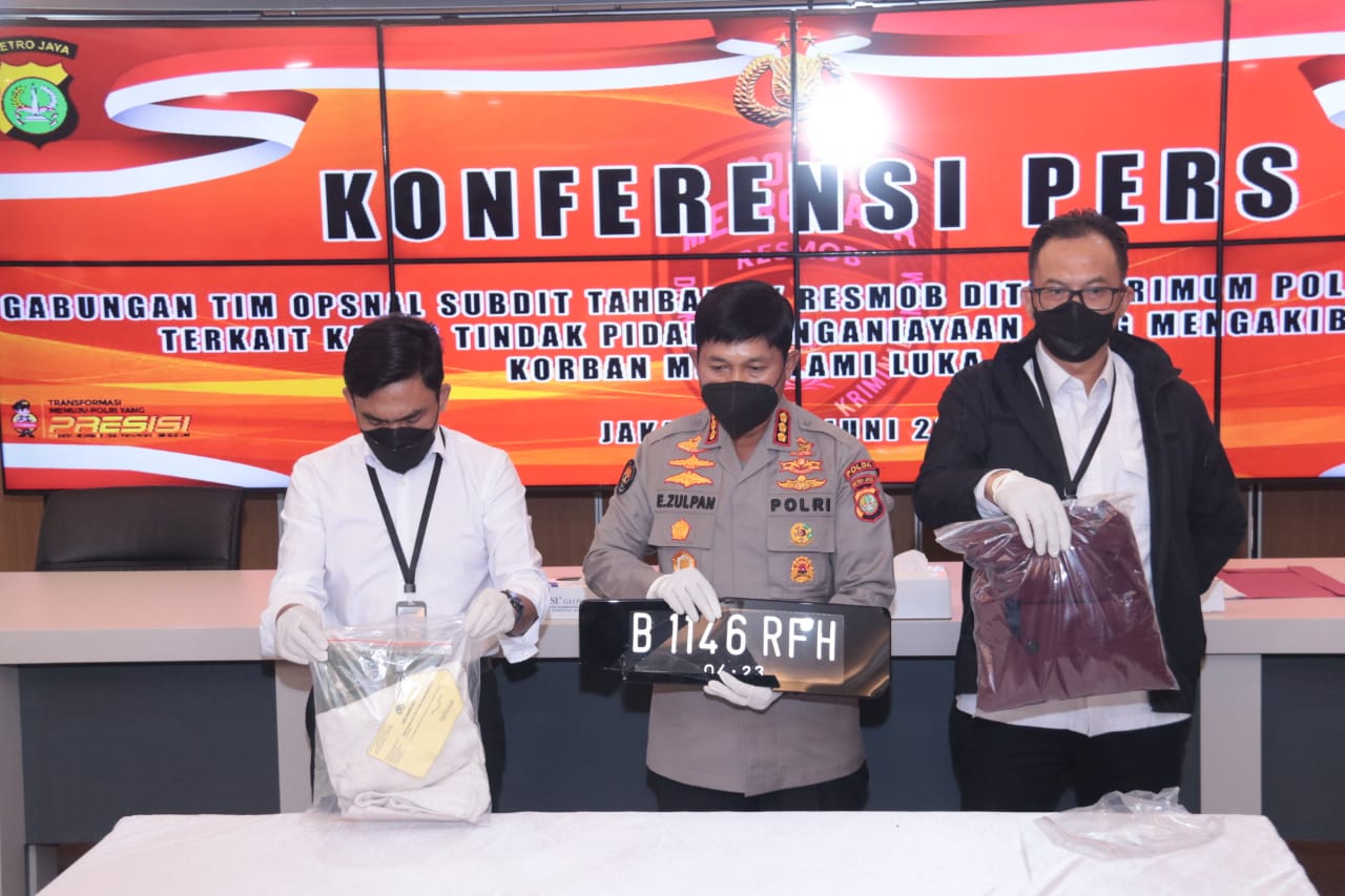 Kabid Humas Polda Metro Jaya menunjukkan barang bukti