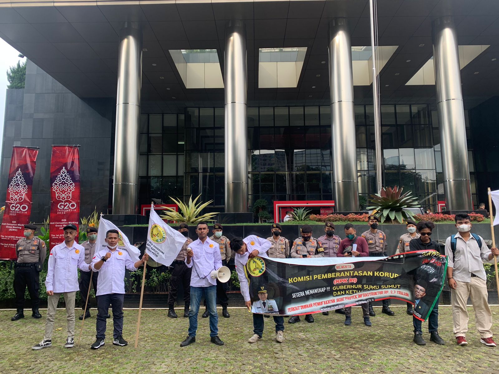 Kampak saat melakukan aksi unjuk rasa didepan Gedung KPK RI.