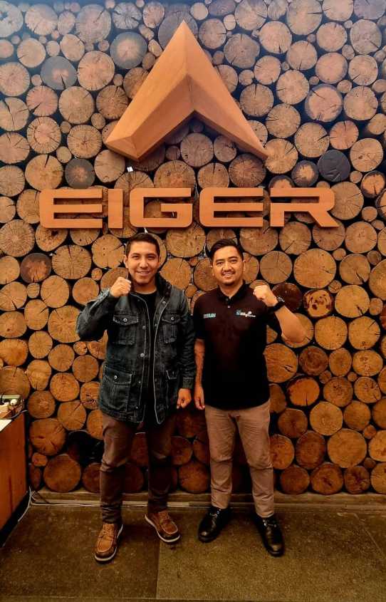 Manager Business & Development PT Pindad International Logistic Arie Afriyan Dimyati saat kunjungi salah satu counter Eiger di Bandung. (Dok. PT PIL)