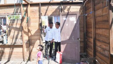 Jokowi bersama rombongan saat meninjau bedah rumah apung di Lorong 6 Umum Bagan Deli, Kecamatan Medan Belawan, Medan. (Dok. Istimewa)