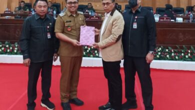 Ketua DPRD Batubara M. Syafi'i, SH didampingi Wakil Ketua Ismar Khomri, SS dan Syafrizal, SE menerima laporan penyerahkan NOTA KUA PPAS dari Pemkab Batubara melalui Wakil Bupati Oky Iqbal Frima, SE.