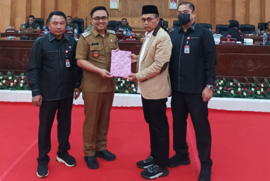 Ketua DPRD Batubara M. Syafi'i, SH didampingi Wakil Ketua Ismar Khomri, SS dan Syafrizal, SE menerima laporan penyerahkan NOTA KUA PPAS dari Pemkab Batubara melalui Wakil Bupati Oky Iqbal Frima, SE.