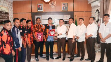 Pemberian pelakat penghargaan oleh PAC PP Nibung Hangus kepada Kepala Kejaksaan Negeri Batybara usai melakukan audiensi.