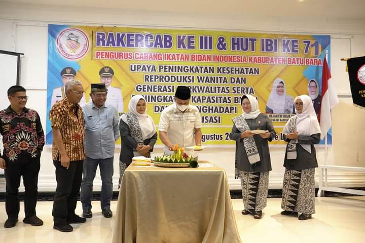Bupati Batubara Ir. Zahir, M. Ap diperayaan HUT IBI dengan ditandai pemotongan nasi tumpeng. (Doc: Ist)