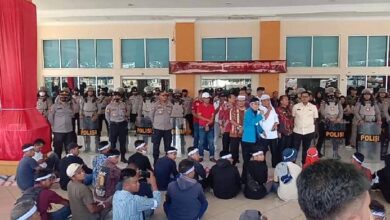 Para pendemo saat meminta bertemu langsung dengan Bupati Pasaman Barat untuk menyampaikan tuntutan, namun Bupati tidak di tempat, kabarnya sedang di Jakarta. (Dok. Istimewa)