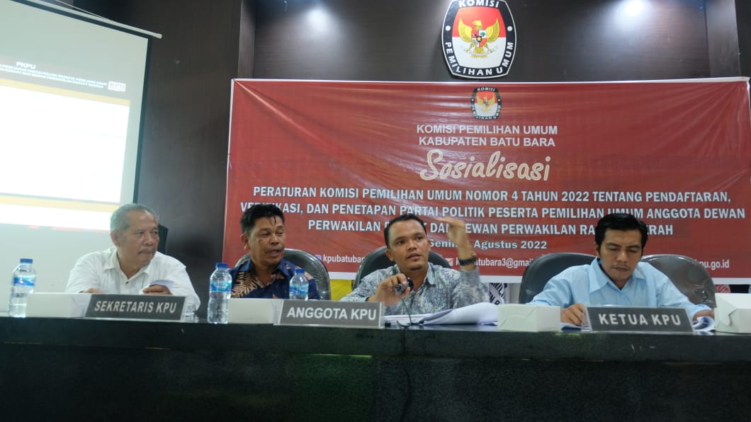 Kordinator Devisi Teknis KPU Batubara, Erwin S.Sos saat menjelaskan PKPU No.4 Tahun 2022 kepada Partai Politik Peserta Pemilihan Umum. (foto:Ist)