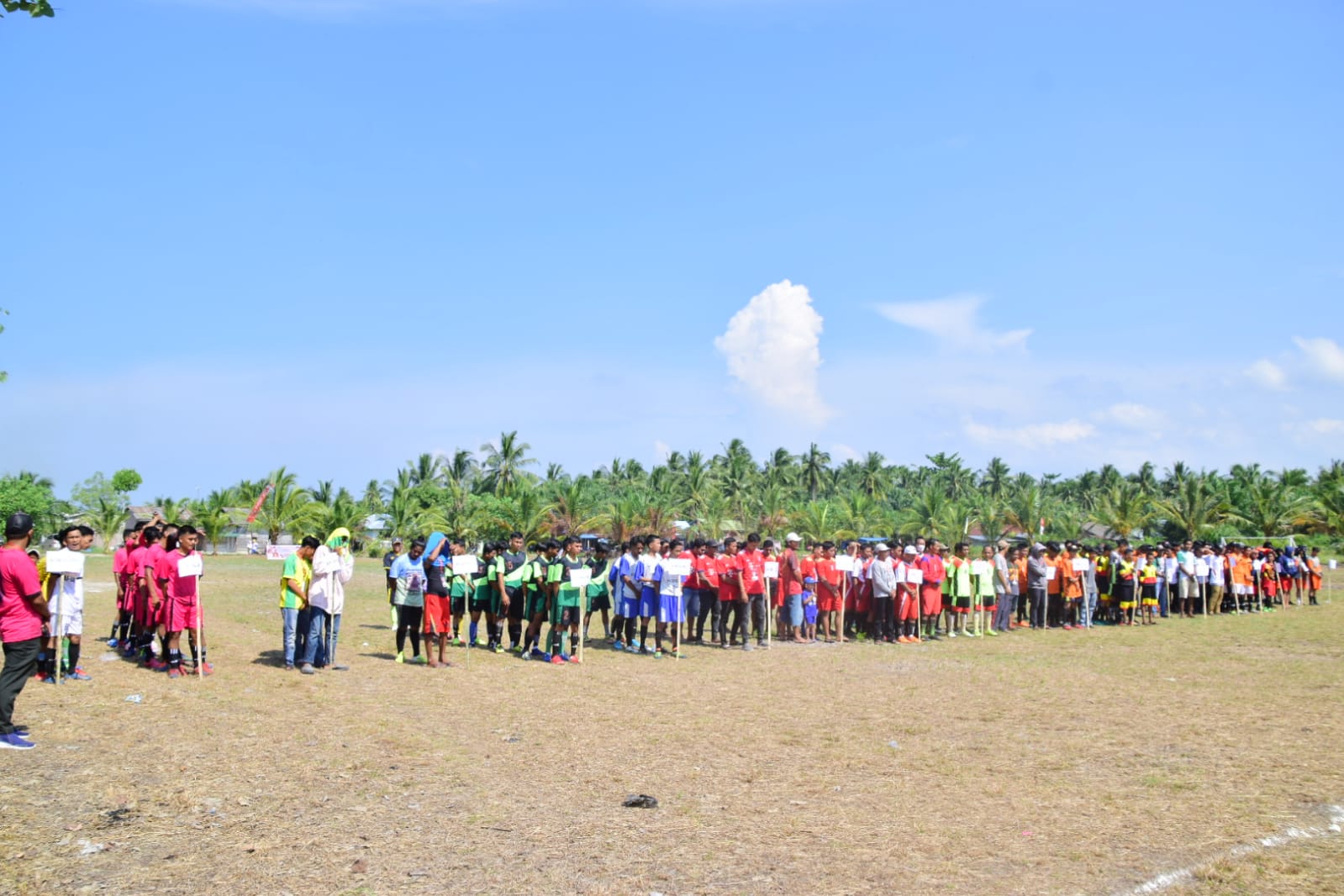 Peserta sepak bola yang akan memperebutkan Piala Ketua Pimpinan Anak Cabang (PAC) Pemuda Pancasila (PP) Kecamatan Nibung Hangus.