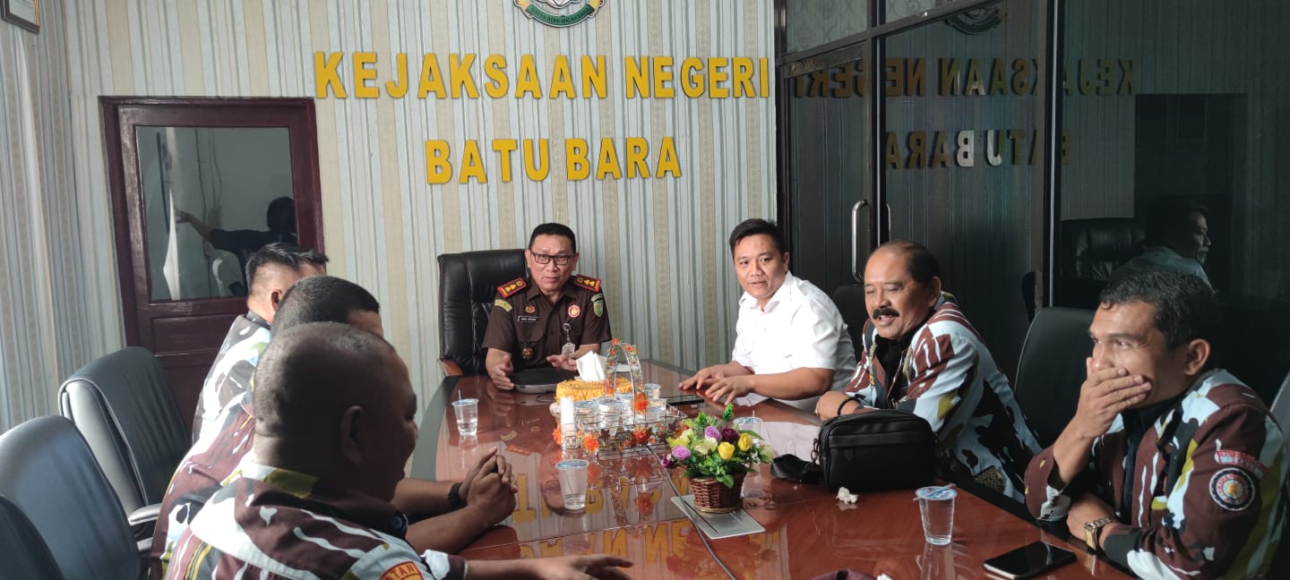 DPD IPK Batubara saat beraudiensi bersama Kajari Amru E. Siregar diruangannya soal penegakan hukum kasus Tindak Pidana Korupsi di Kabupaten Batubara.
