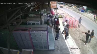 Debt Colector saat akan merampas kunci mobil milik Rahman Krisna di Jl. Merdeka Pasar Mereng sehingga memancing keramaian.