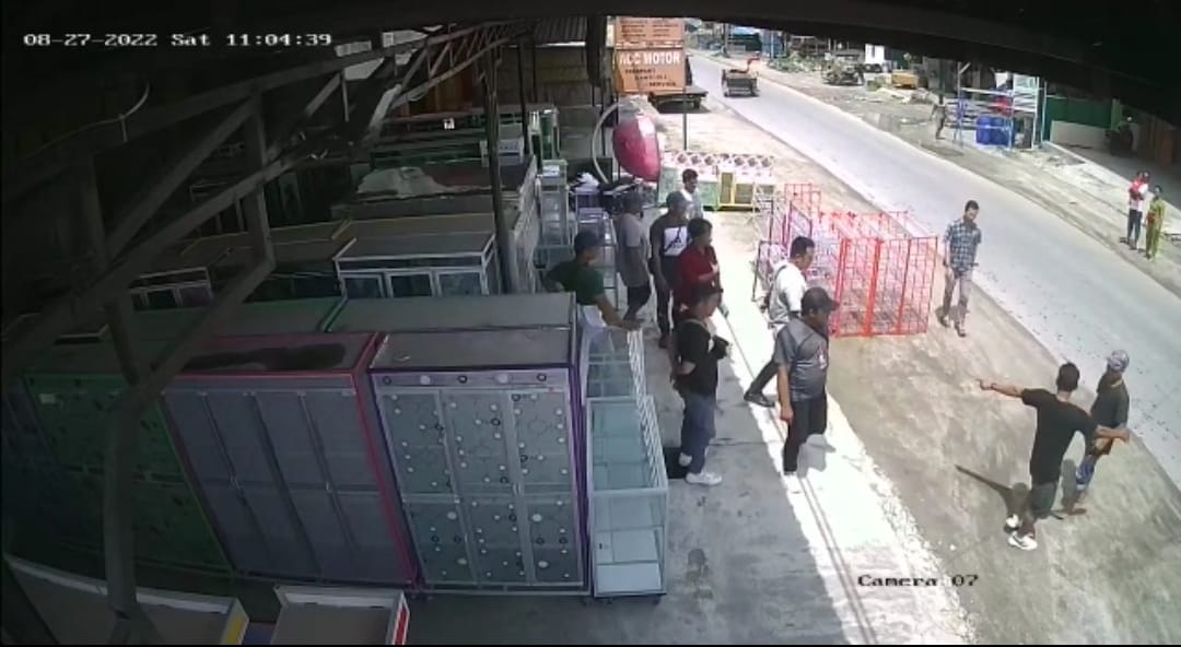 Debt Colector saat akan merampas kunci mobil milik Rahman Krisna di Jl. Merdeka Pasar Mereng sehingga memancing keramaian.