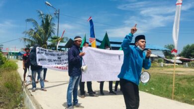 Teks foto : Para demonstran menyampaikan tuntutan dihalaman Pos Polairud Batubara di Kecamatan Tanjung Tiram.