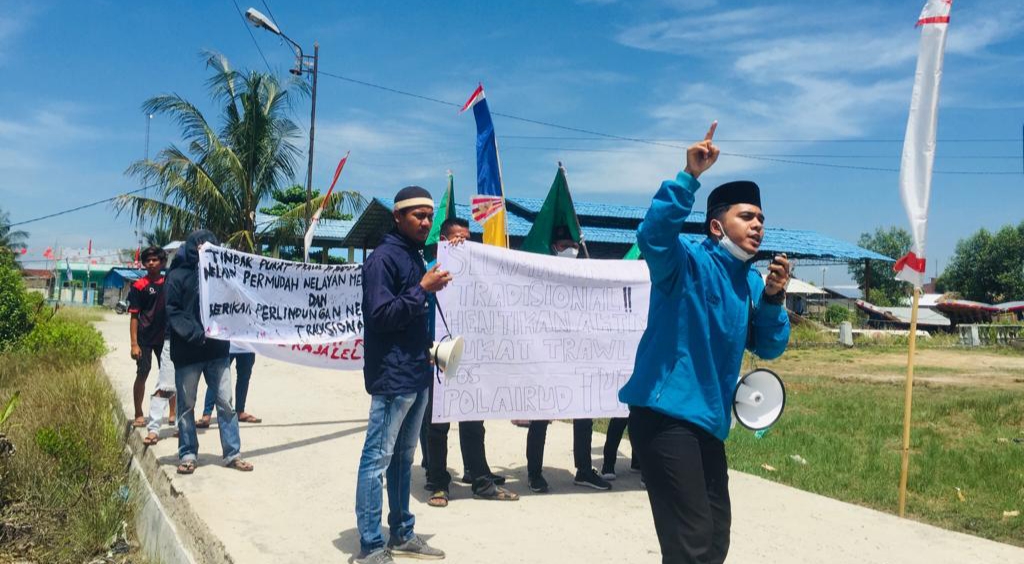 Teks foto : Para demonstran menyampaikan tuntutan dihalaman Pos Polairud Batubara di Kecamatan Tanjung Tiram.